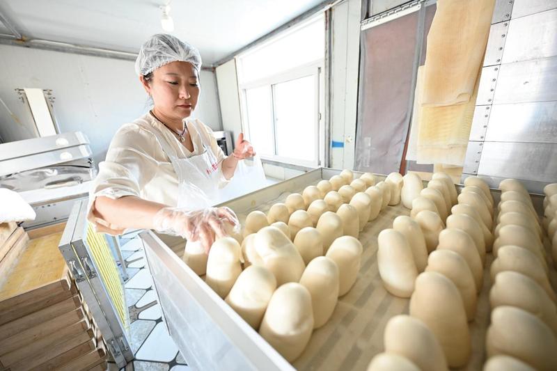 由于手艺精湛、真材实料,店里的生意十分红火,每天能卖掉1000个馒头