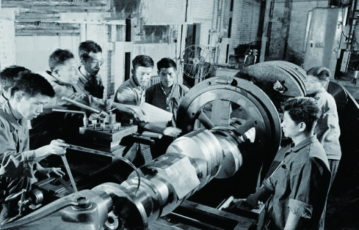 1970年,二七机车车辆厂工人正在加工柴油发动机曲轴。