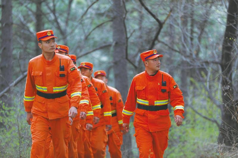 浑南森林消防队伍林区步行巡逻。