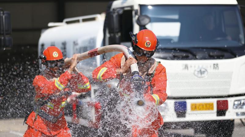 消防队员通过水车出水训练加强协同作战能力。