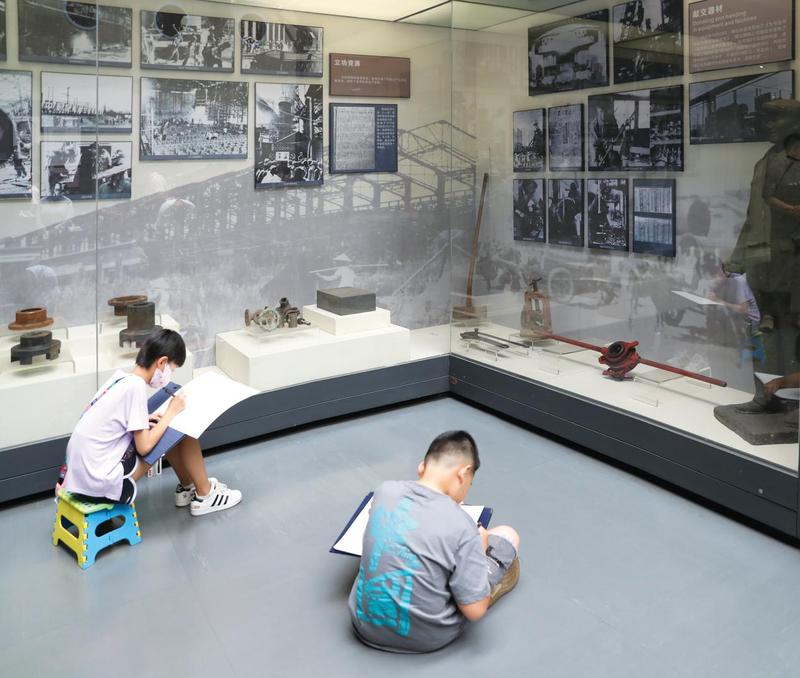 学生们在鞍钢博物馆临摹孟泰仓库老照片 。