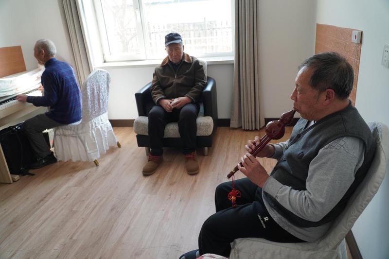 爱好音乐的三位大爷聚在一起,为月末的联欢会排练节目。图:张北