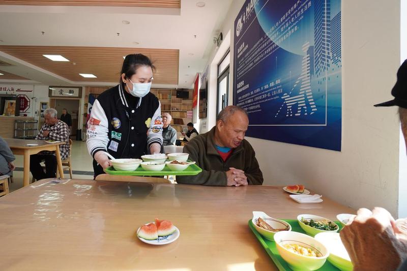 不同形状的餐具代表不同的类型的菜品,方便老人辨识。图:张北