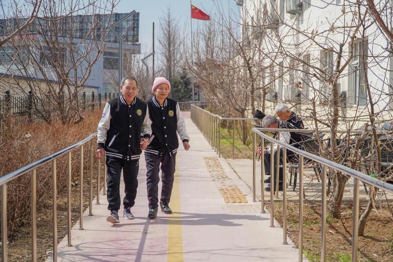 养老院内干净整洁的步行道,道路两边都有护栏。图:张北