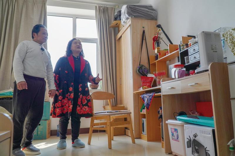 来自上海的刘大爷和来自鞍山的徐阿姨都是单身,他们在盲人养老院相识、相爱。图:张北