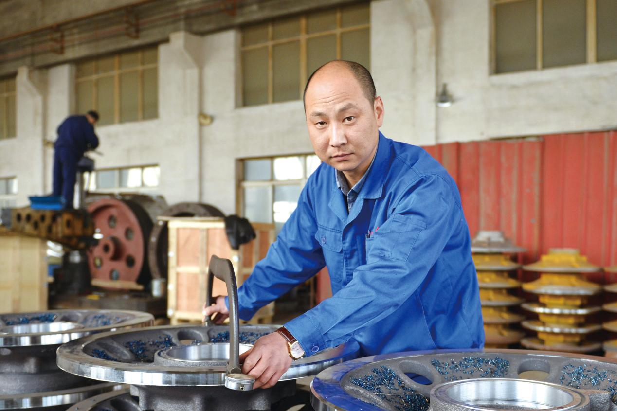 记辽宁省劳动模范,东港市铸钢厂有限公司技术质量部长兼数控车间主任