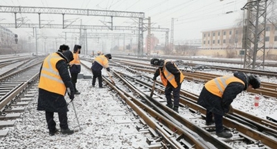 夙夜战风雪 铁路保安全